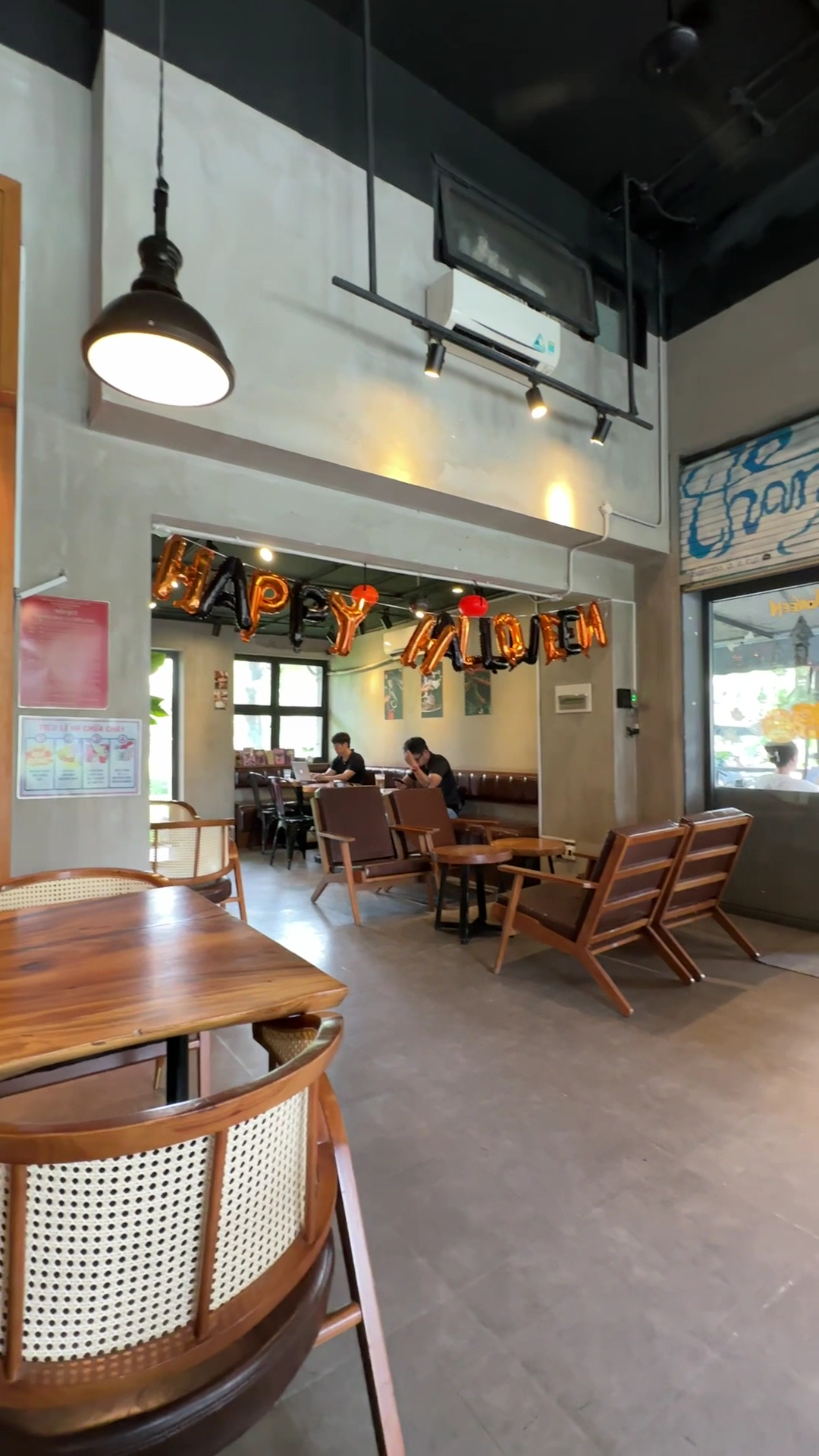 Mặt tiền Dolphy Café trên đường Nguyễn Văn Linh, Phú Mỹ Hưng